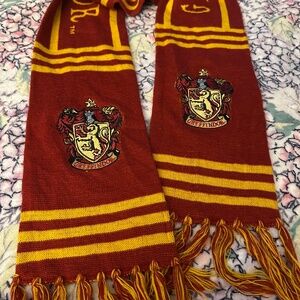 HAPPY POTTER GRYFFINDOR SCARF FROM UNIVERSAL